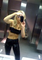 Молодые мисс позируют перед зеркалом без лифчиков 2 фото Молодые мисс позируют перед зеркалом без лифчиков 2 фото