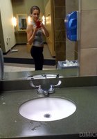 Молодые мисс позируют перед зеркалом без лифчиков 18 фото Молодые мисс позируют перед зеркалом без лифчиков 18 фото