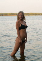 Симпатичная блондинка позирует обнаженной на природе 2 фото Симпатичная блондинка позирует обнаженной на природе 2 фото