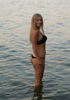 Симпатичная блондинка позирует обнаженной на природе 1 фото Симпатичная блондинка позирует обнаженной на природе 1 фото