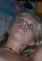 Блондинка отдыхает в компании друзей 11 фото Блондинка отдыхает в компании друзей 11 фото