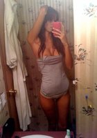 Молодые подруги снимают себя на мобильный телефон 1 фото Молодые подруги снимают себя на мобильный телефон 1 фото