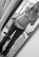 Молодые подруги снимают себя на мобильный телефон 11 фото Молодые подруги снимают себя на мобильный телефон 11 фото