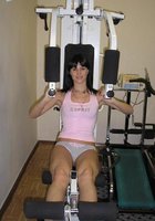 Молодая брюнетка красуется розовой писей в тренажерном зале 8 фото Молодая брюнетка красуется розовой писей в тренажерном зале 8 фото