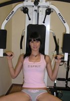 Молодая брюнетка красуется розовой писей в тренажерном зале 5 фото Молодая брюнетка красуется розовой писей в тренажерном зале 5 фото