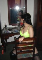 Брюнетка в салатовом лифчике светит половыми губами задирая ногу 2 фото Брюнетка в салатовом лифчике светит половыми губами задирая ногу 2 фото