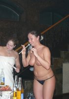 Подруги отдыхают в сауне с выпивкой 6 фото Подруги отдыхают в сауне с выпивкой 6 фото