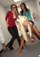 Компания студенток устроила в общежитии групповой секс 2 фото Компания студенток устроила в общежитии групповой секс 2 фото