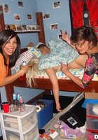 Компания студенток устроила в общежитии групповой секс 4 фото Компания студенток устроила в общежитии групповой секс 4 фото