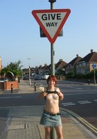 Рыжая неформалка ловит машину на трассе без нижнего белья 38 фото Рыжая неформалка ловит машину на трассе без нижнего белья 38 фото