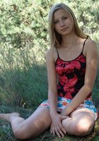 Знакомая разделась на лесной поляне 1 фото Знакомая разделась на лесной поляне 1 фото