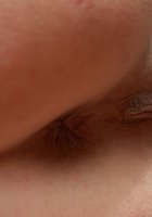 Стройная барышня демонстрирует волосатую письку в лесу 16 фото