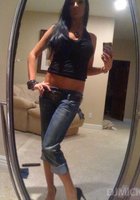 Миниатюрная девица фотографирует себя в зеркале 1 фото Миниатюрная девица фотографирует себя в зеркале 1 фото