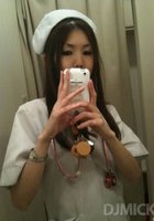 Миниатюрная девица фотографирует себя в зеркале 6 фото Миниатюрная девица фотографирует себя в зеркале 6 фото