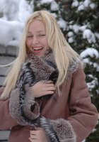 Невеста радуется купленной шубе у коттеджа 1 фото Невеста радуется купленной шубе у коттеджа 1 фото