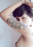 Привлекательная азиатка в розовых чулочках позирует обнажённой 10 фото