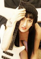 Басистка отложила гитару в сторону, чтобы устроить эротическое шоу 29 фото Басистка отложила гитару в сторону, чтобы устроить эротическое шоу 29 фото