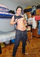 Студентка разделась в женском общежитии 4 фото Студентка разделась в женском общежитии 4 фото