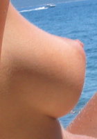 Блондинка в бирюзовых плавках на природе и дома 7 фото Блондинка в бирюзовых плавках на природе и дома 7 фото