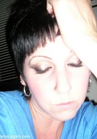 Сонная барышня делает селфи на телефон 2 фото Сонная барышня делает селфи на телефон 2 фото