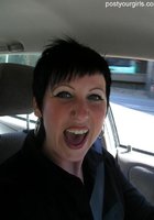 Сонная барышня делает селфи на телефон 1 фото Сонная барышня делает селфи на телефон 1 фото