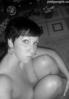 Сонная барышня делает селфи на телефон 10 фото Сонная барышня делает селфи на телефон 10 фото