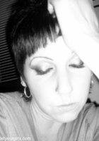 Сонная барышня делает селфи на телефон 4 фото Сонная барышня делает селфи на телефон 4 фото