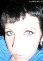 Сонная барышня делает селфи на телефон 3 фото Сонная барышня делает селфи на телефон 3 фото