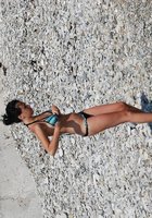 Молоденькие красотки отдыхают на пляже 2 фото Молоденькие красотки отдыхают на пляже 2 фото