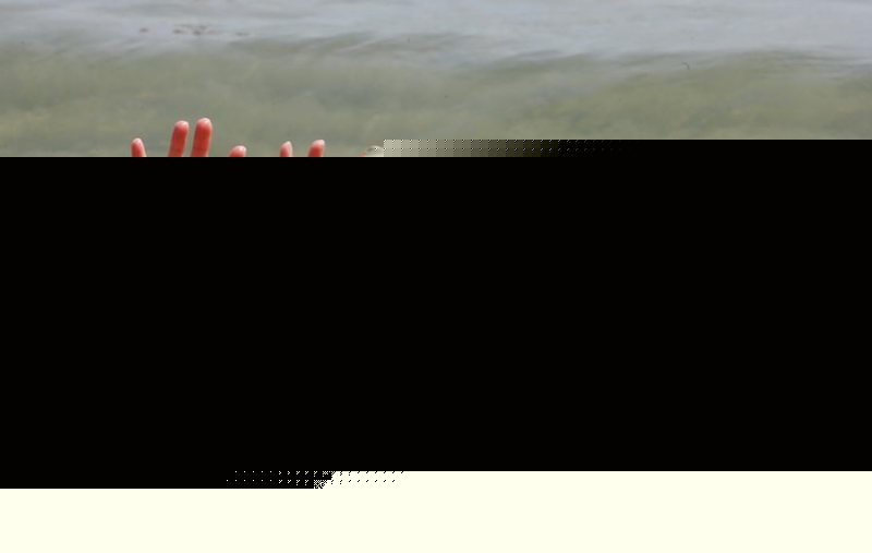 Белокурая бестия в розовых трусиках позирует на гидроцикле 18 фотография