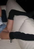 Блондинка раскладывает пасьянс в волнительной позе 4 фото Блондинка раскладывает пасьянс в волнительной позе 4 фото