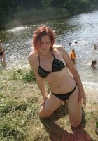 Сельская девушка с рыжими волосами позирует в купальнике на берегу пруда 4 фото Сельская девушка с рыжими волосами позирует в купальнике на берегу пруда 4 фото