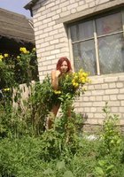 Сельская девушка с рыжими волосами позирует в купальнике на берегу пруда 3 фото Сельская девушка с рыжими волосами позирует в купальнике на берегу пруда 3 фото