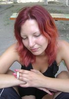 Сельская девушка с рыжими волосами позирует в купальнике на берегу пруда 9 фото Сельская девушка с рыжими волосами позирует в купальнике на берегу пруда 9 фото