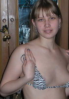 Блондинка позирует надев на голое тело эротический наряд 8 фото Блондинка позирует надев на голое тело эротический наряд 8 фото