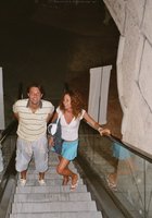 Кудрявая потаскуха дома светит пушистой промежностью 2 фото Кудрявая потаскуха дома светит пушистой промежностью 2 фото