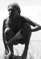 Любовница принимает различные позы на берегу реки 2 фото Любовница принимает различные позы на берегу реки 2 фото