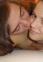 Красивая молодая парочка устроила интимные ласки в постели 3 фото Красивая молодая парочка устроила интимные ласки в постели 3 фото