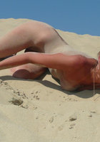 Голая блондинка загорает на пляже 11 фото Голая блондинка загорает на пляже 11 фото