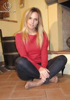 Любительница фут фетиша показывает пятки в чулках крупным планом 16 фото Любительница фут фетиша показывает пятки в чулках крупным планом 16 фото