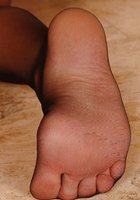 Сексапильная блондинка засунула себе в пилотку чулок 5 фото Сексапильная блондинка засунула себе в пилотку чулок 5 фото