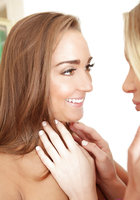 Милая леди побрила киску своей подруги 16 фото Милая леди побрила киску своей подруги 16 фото