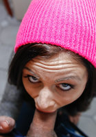 Голубоглазая красавица в розовой шапке делает минет бойфренду 2 фото Голубоглазая красавица в розовой шапке делает минет бойфренду 2 фото