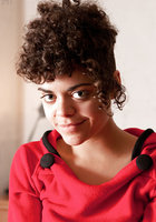 Кудрявая девица с волосатой киской позирует на диване 1 фото Кудрявая девица с волосатой киской позирует на диване 1 фото