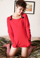 Кудрявая девица с волосатой киской позирует на диване 4 фото Кудрявая девица с волосатой киской позирует на диване 4 фото