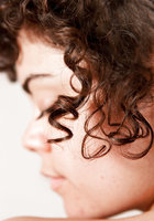 Кудрявая девица с волосатой киской позирует на диване 13 фото Кудрявая девица с волосатой киской позирует на диване 13 фото