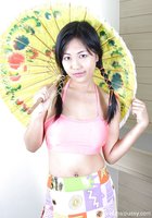 Японка с косичками и черными волосами показывает щель 1 фото Японка с косичками и черными волосами показывает щель 1 фото