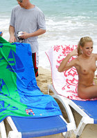 Две сучки на пляже играют с резиновым членом 8 фото Две сучки на пляже играют с резиновым членом 8 фото