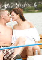 Парень дал грудастой подруге за щеку на катамаране 1 фото Парень дал грудастой подруге за щеку на катамаране 1 фото