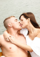 Парень дал грудастой подруге за щеку на катамаране 3 фото Парень дал грудастой подруге за щеку на катамаране 3 фото